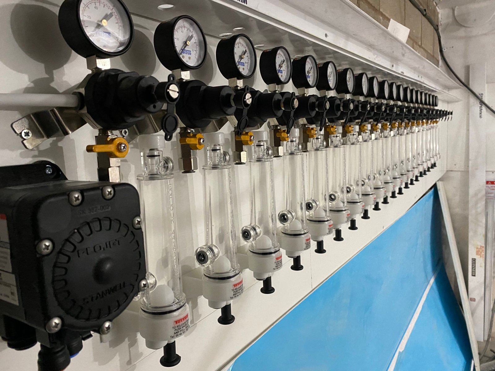 Draught beer pressure regulators and dispense equipment